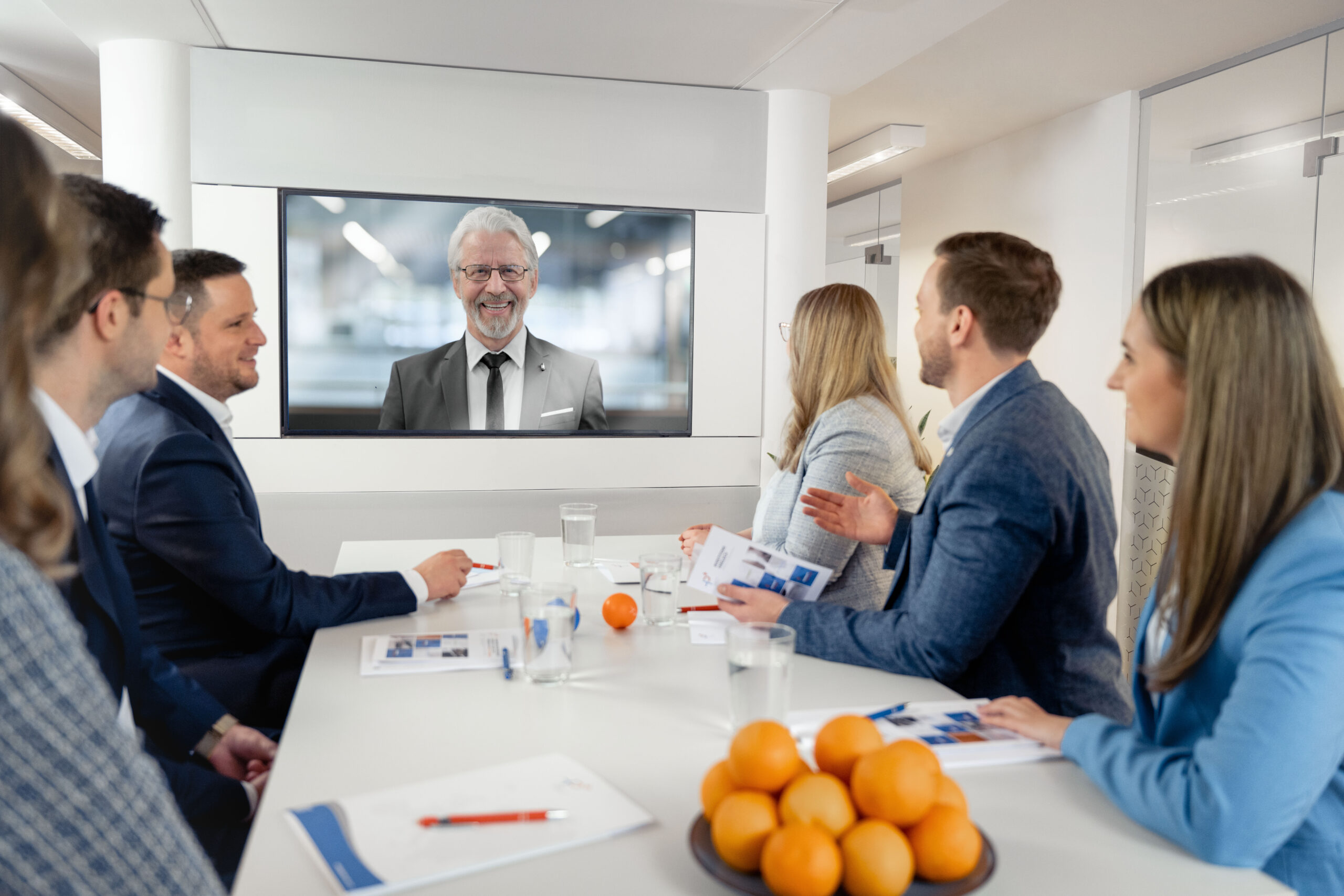 Das HotelPartner Experten Team in einem Strategiemeeting mit einem Hotelier.