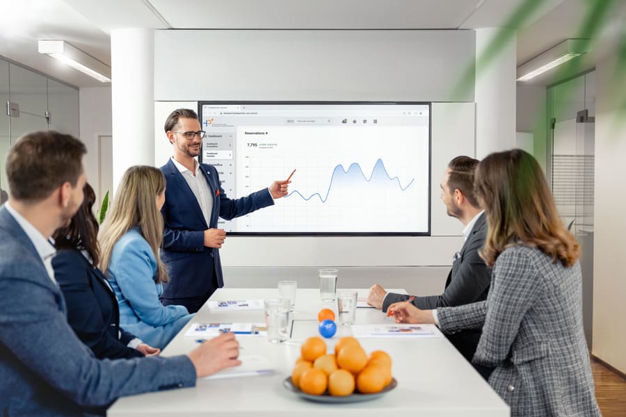 Florian Augustin (CCO HotelPartner) in einem Strategiemeeting mit Partnerhoteliers.